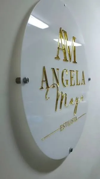 Placa ovalada en acrílico con letras doradas