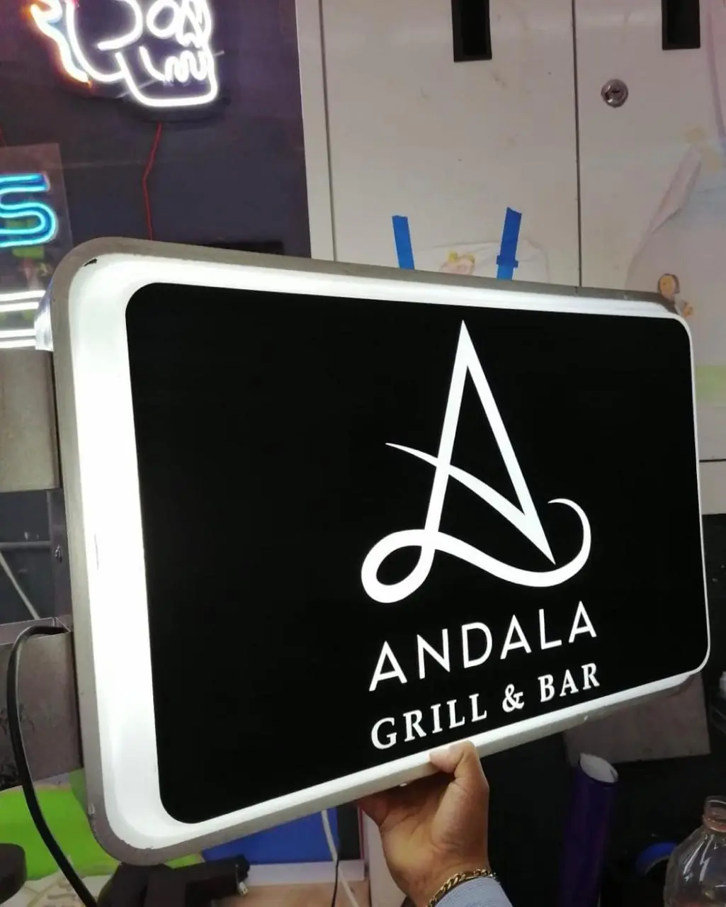 Caja de luz de Andala Grill & Bar