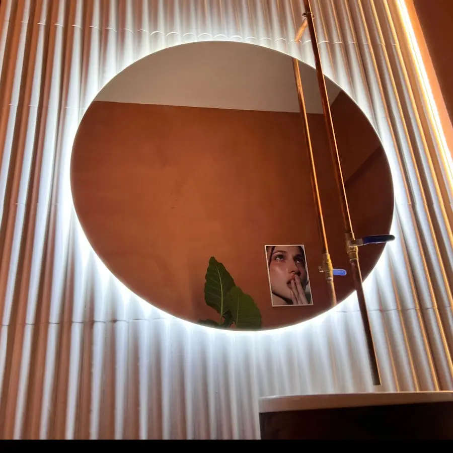 Espejo redondo retroiluminado con luz blanca cálida, imagen de referencia