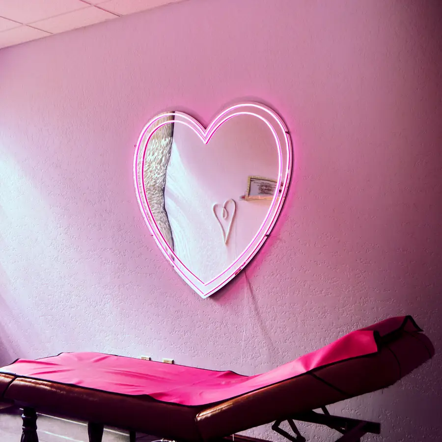 Espejo en forma de corazón con luz neón rosa, imagen de referencia