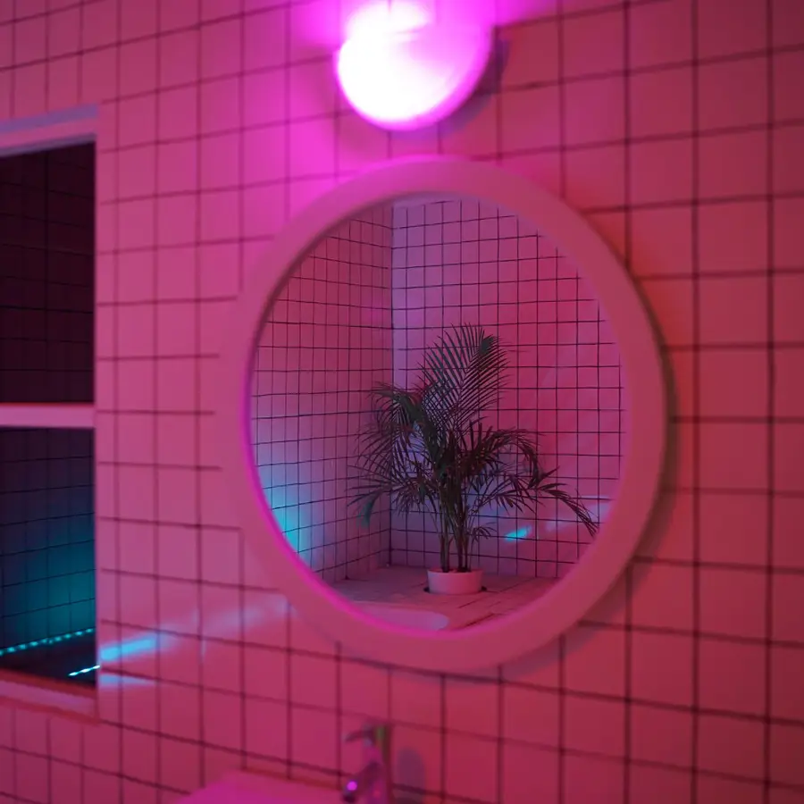 Espejo redondo con luz neón rosa, imagen de referencia