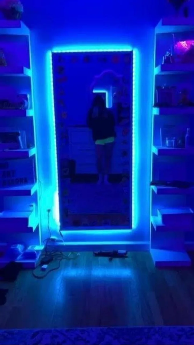 Espejo de cuerpo entero retroiluminado con luz azul