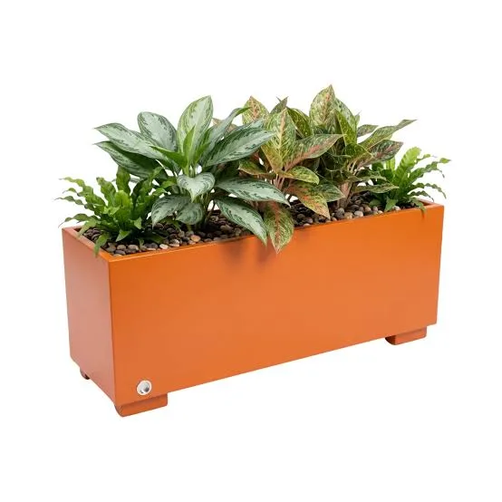 Jardinera rectangular color naranja con plantas, marca A1 Contenedores