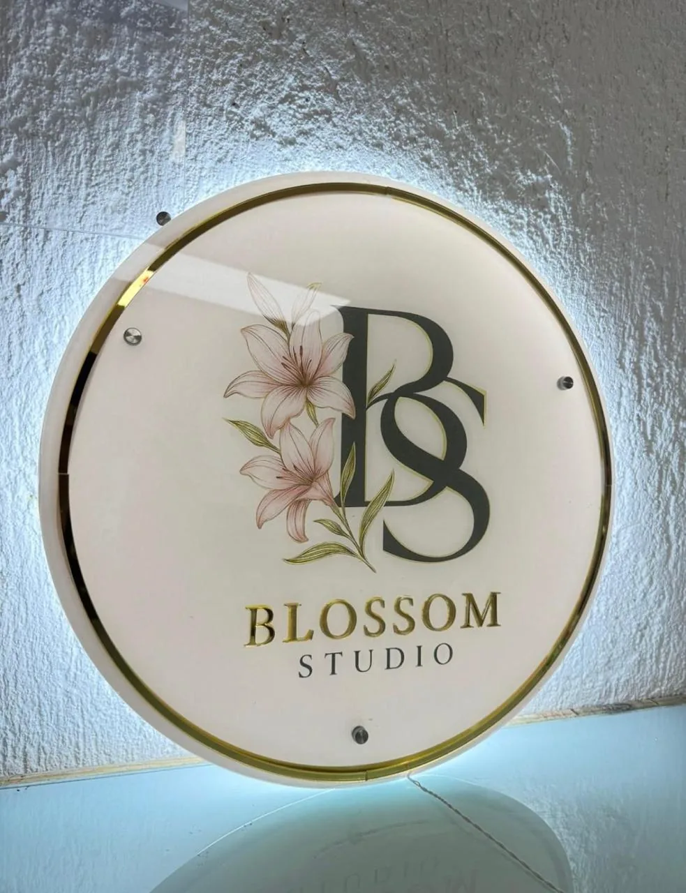 Letrero circular retroiluminado de Blossom Studio