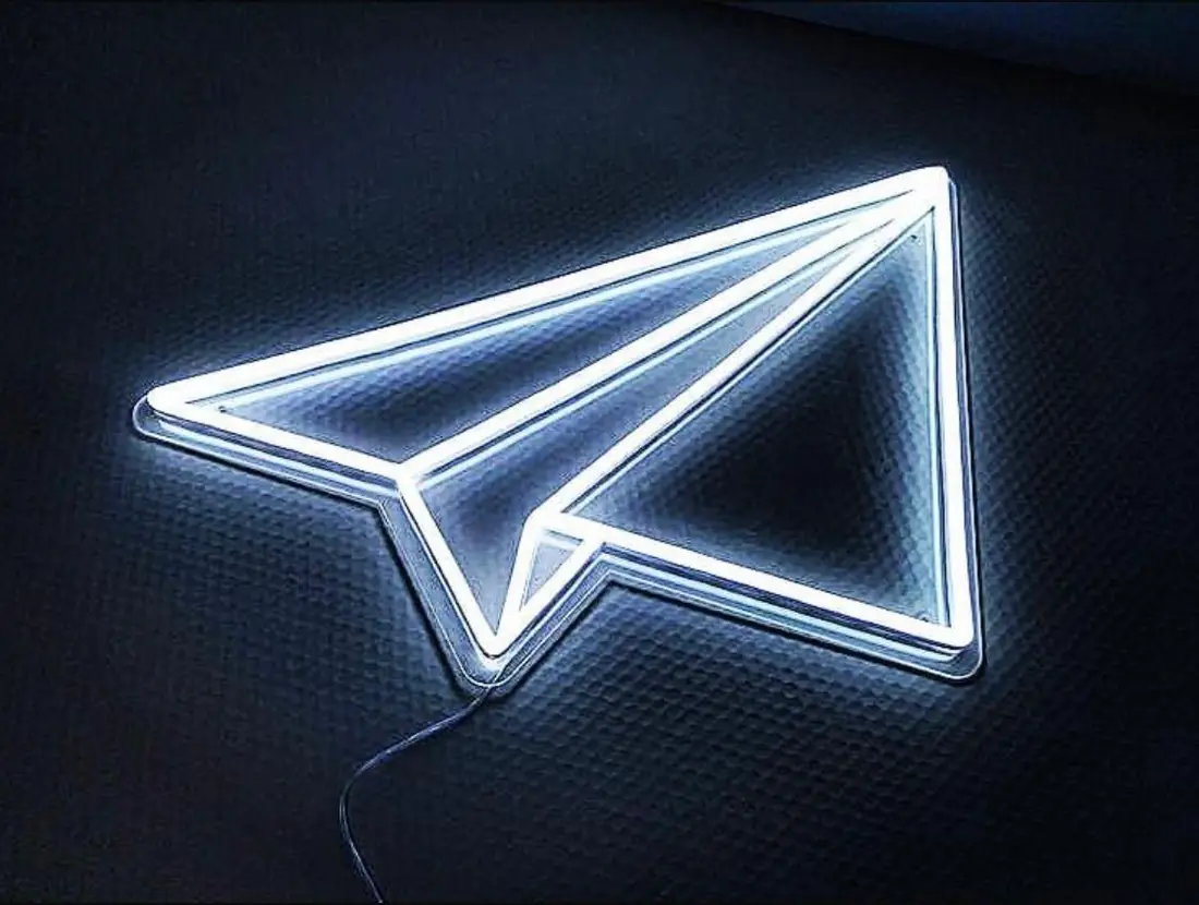 Figura de neón de un avión