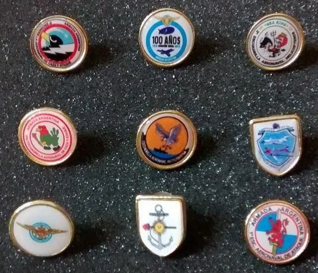 Colección de pines redondos de distintas instituciones