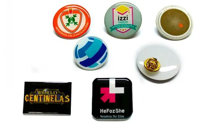 Pines metálicos de distintas marcas, entre ellas izzi y HeForShe