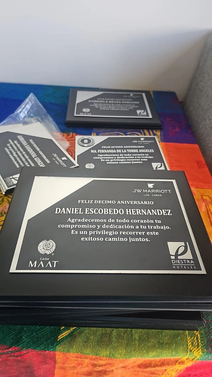 Placas de aniversario para personal de JW Marriott Los Cabos, Casa MAAT y Diestra Hoteles