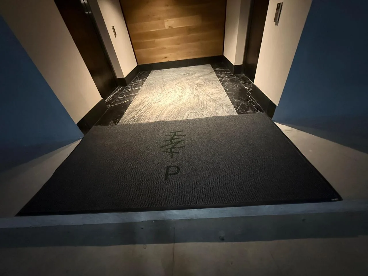 Tapete de alfombra instalado en el acceso de un edificio