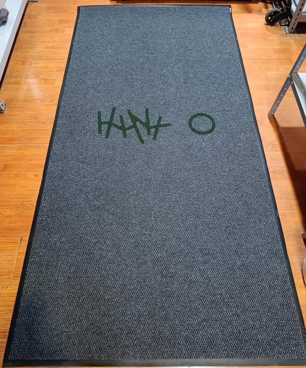 Tapete de alfombra largo instalado en un corredor