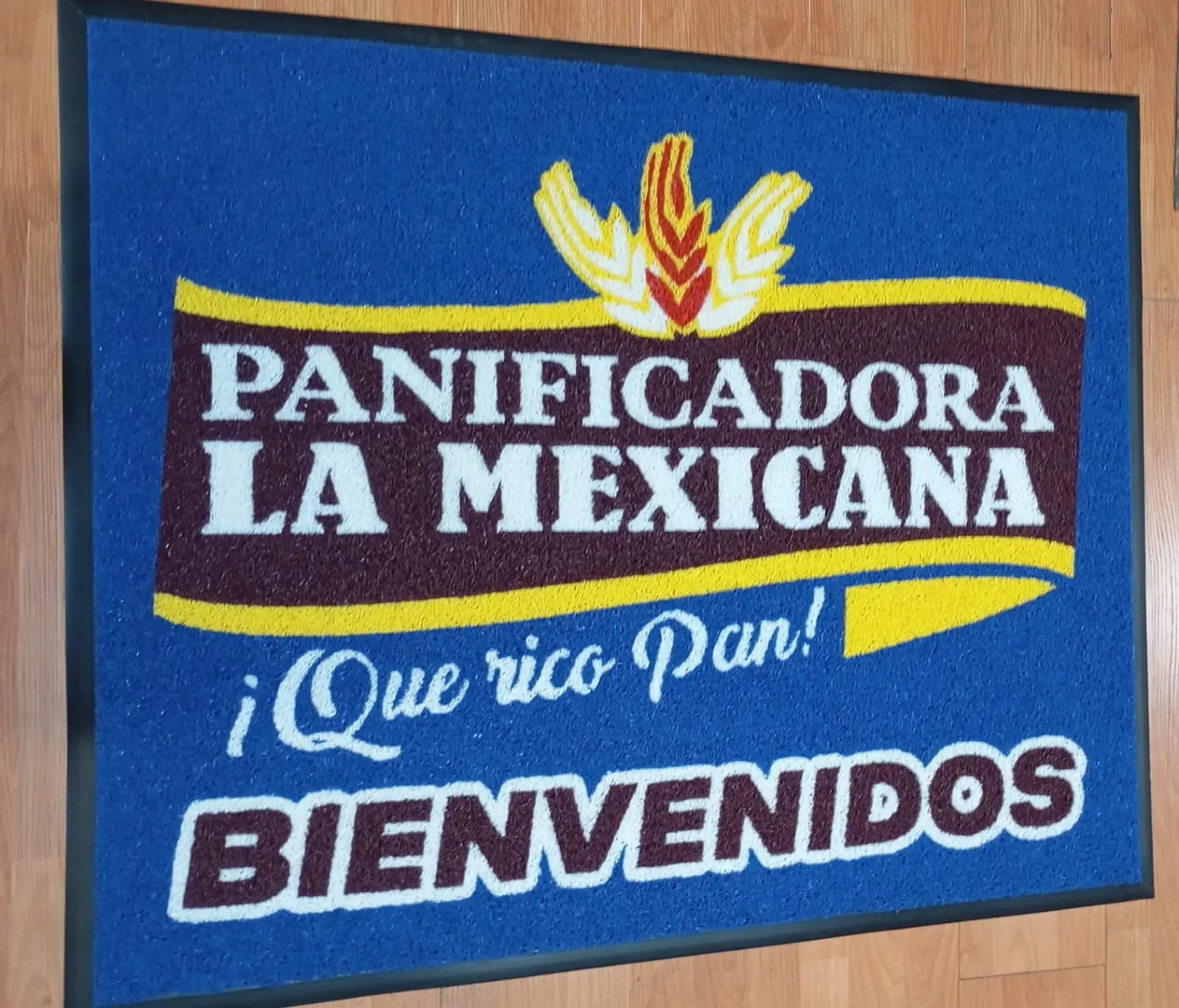 Tapete de rizo de Panificadora La Mexicana con la palabra Bienvenidos