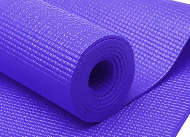 Tapete de yoga morado de PVC enrollado