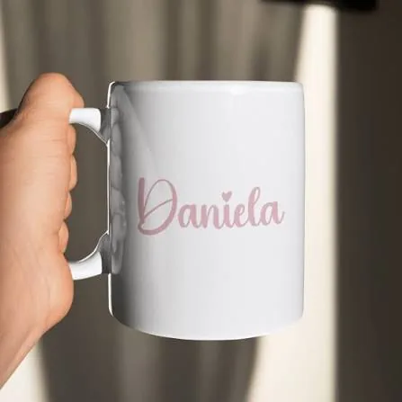 Taza de cerámica blanca personalizada con un nombre